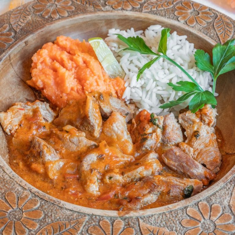le cochon roussi au bois d'inde: épice typiquement creole,servi avec du riz et patate douce legerement pimenté