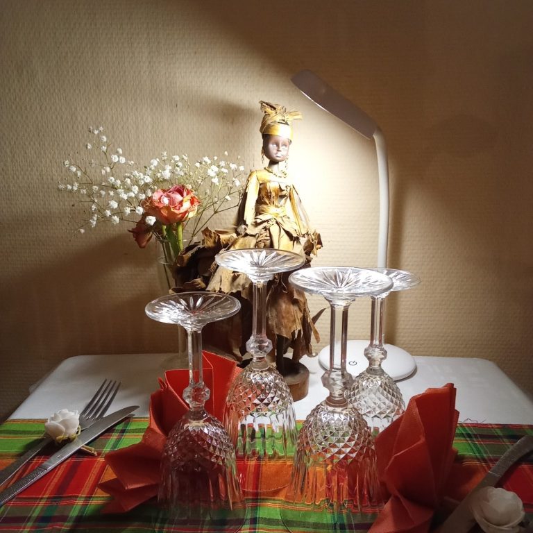 ambiance chaleureuse, decontracé,tres familial décoration typiquement créole 